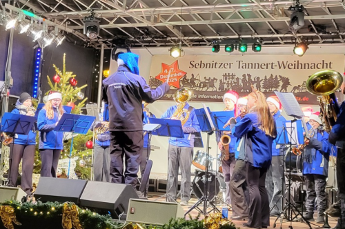 Auftritt des Jugendblasorchesters Sebnitz bei einem Weihnachtsmarkt