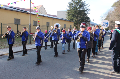 Jugendblasorchester Sebnitz bei einem Marschauftritt vor Publikum