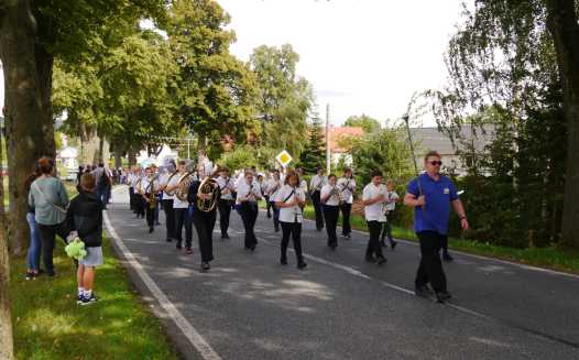 Jugendblasorchester Sebnitz bei einem musikalischen Umzug