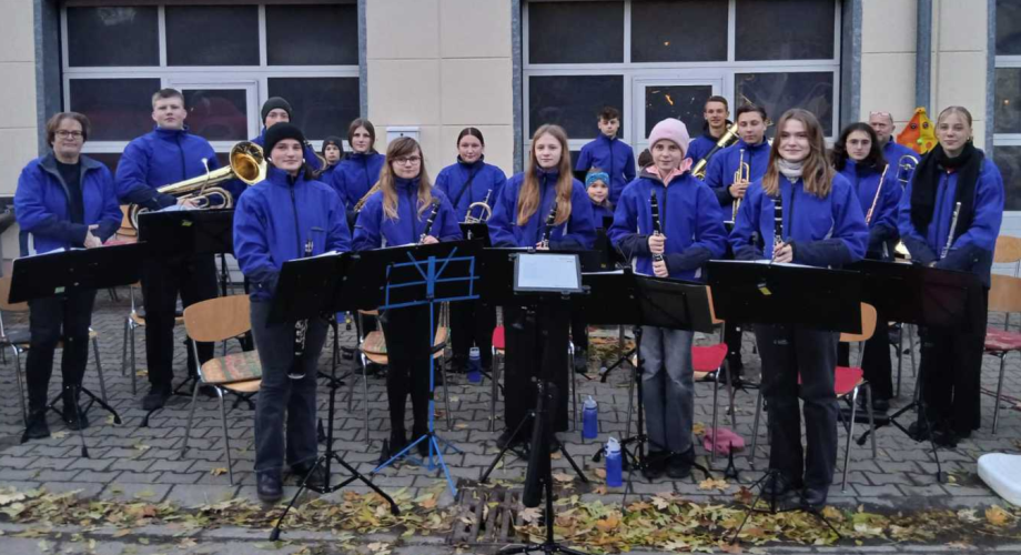 Jugendblasorchester Sebnitz bei einem Auftritt auf einem Vereinsfest