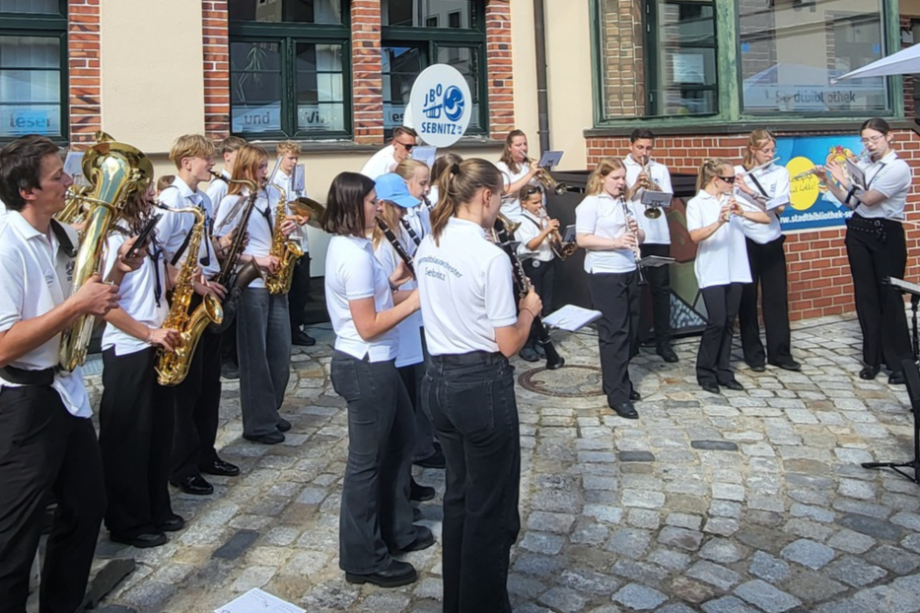 JBO Sebnitz mit Platzkonzert zum Tag der Sachsen 2025 im Blasmusikhof