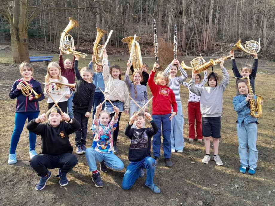 Beginnende Musiker aus dem Nachwuchs mit Instrumenten
