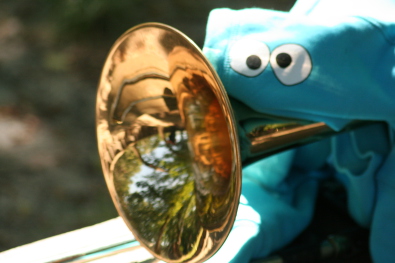 Posaunentrichter mit Augen vom Nachwuchs des Jugendblasorchesters Sebnitz