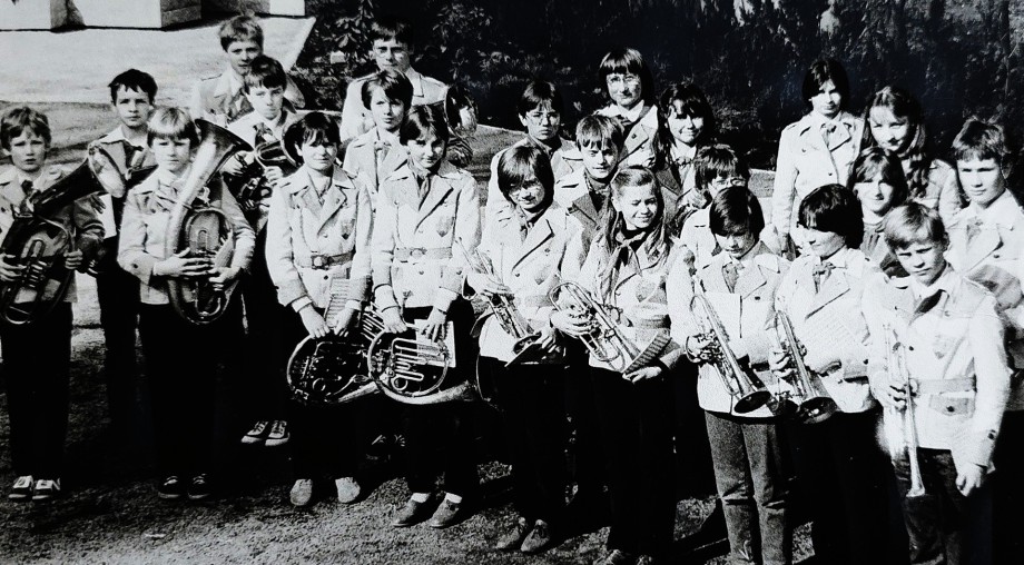 Historisches Gruppenfoto des Jugendblasorchesters Sebnitz mit jungen Musikern