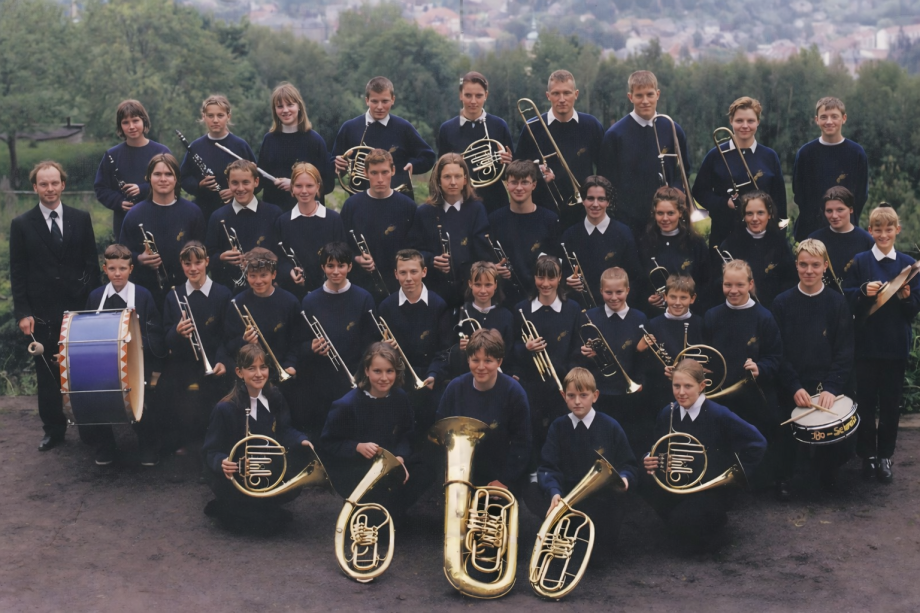 Gruppenfoto des Jugendblasorchesters Sebnitz mit jungen Musikern und Dirigent – Blasorchester aus der Sächsischen Schweiz