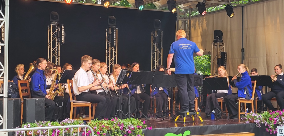 Jugendblasorchester Sebnitz bei einem Auftritt auf einem Stadtfest