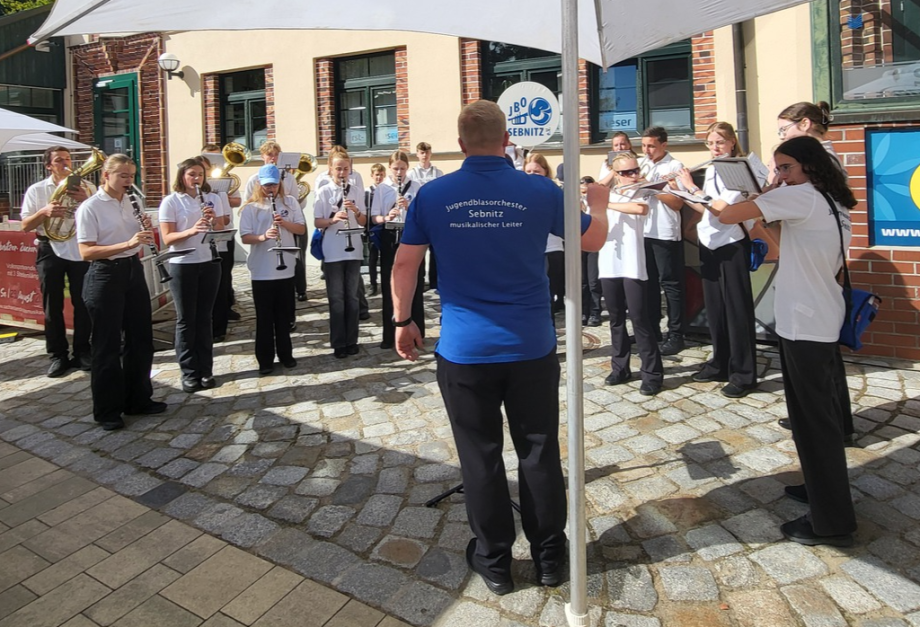 Modernes Blasorchester bei Live-Auftritt