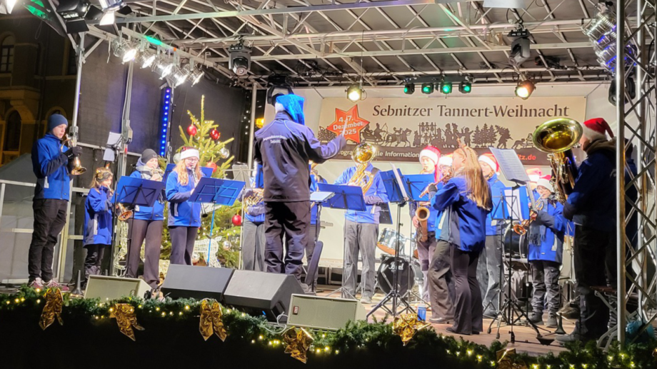 Weihnachtsmarkt mit Blasorchester