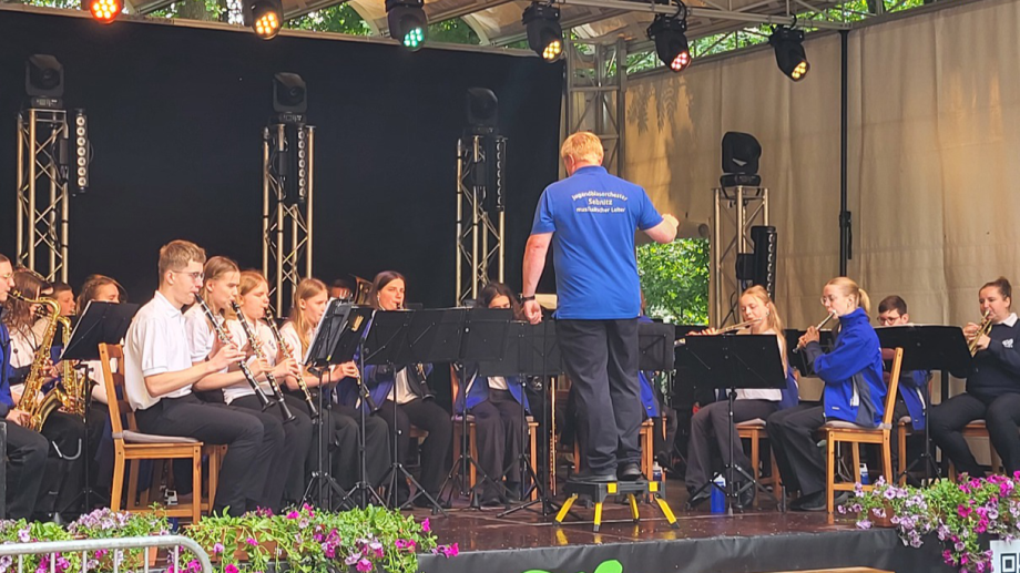 Modernes Blasorchester bei einem Stadtfest