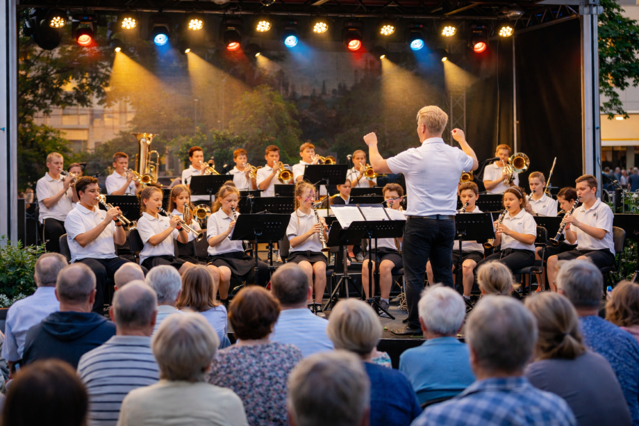 Modernes Blasorchester bei einem Stadtfest