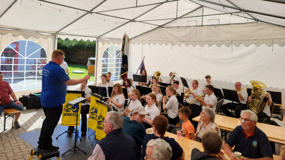 Blasmusik auf einem Dorffest mit Publikum