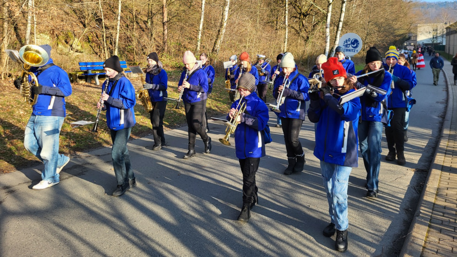 Blasmusik bei einem Festumzug auf einem Dorffest