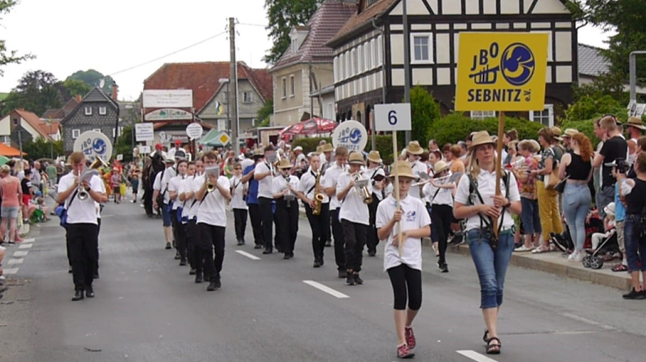 Blasmusik bei einem Festumzug in der Region Bautzen