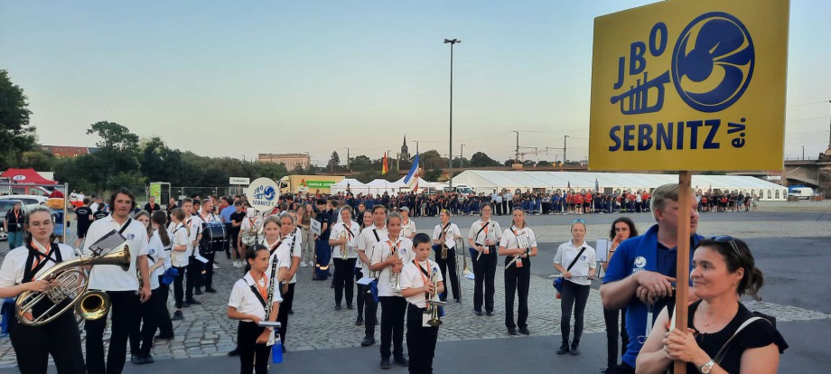 Moderne Blasmusik bei Umzug mit bekannten Melodien und Stimmung